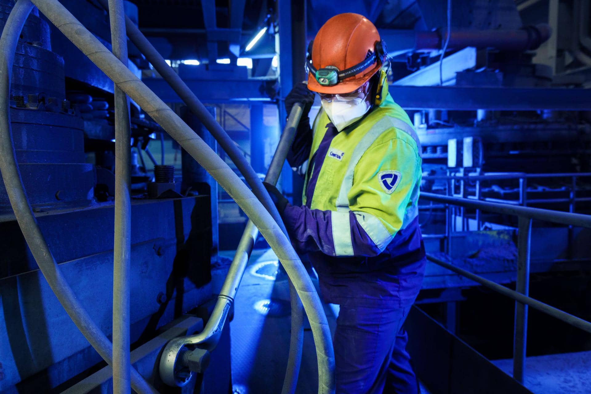 Слесарь-ремонтник за работой