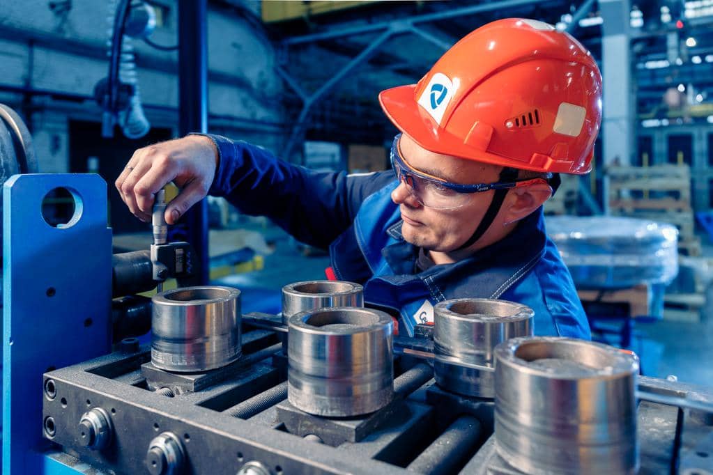 Токарь за работой