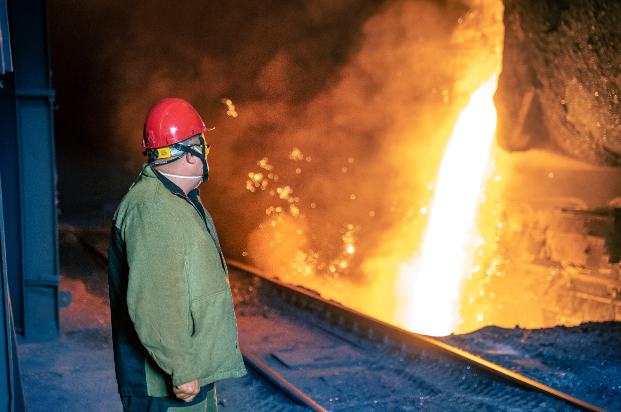 Плавильщик за работой